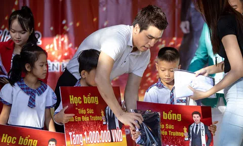 Á vương Hoàng Phi Kha trao học bổng cho học sinh nghèo