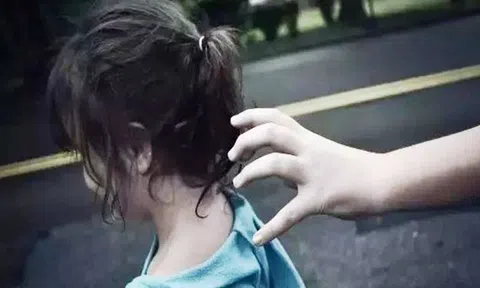 Một phụ nữ bịt mặt vào trường kéo học sinh lên xe chở đi bất thường