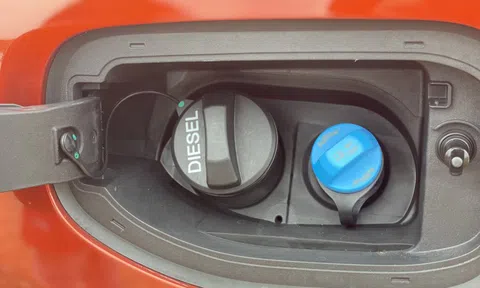 Người dùng Ford Everest 2023 phải đổ thêm dung dịch phụ mới khởi động được xe