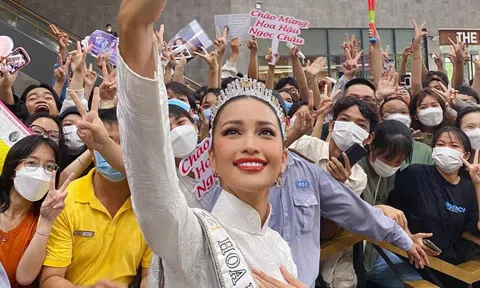 Hoa hậu Ngọc Châu được người dân 'vây kín' khi trở về quê nhà Tây Ninh