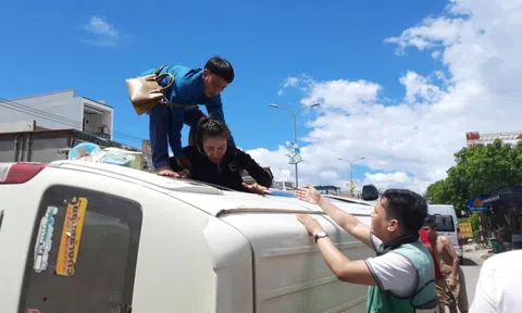 Xe khách chở 14 người Lào bị lật ở Quảng Trị