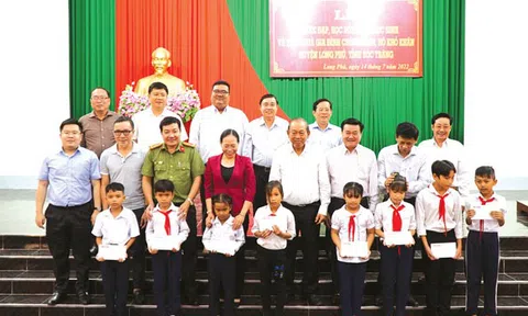 Giảm gánh lo cho học sinh và hộ khó khăn