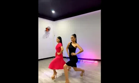 Miss Supranational 2013 dạy mẫu nhí catwalk