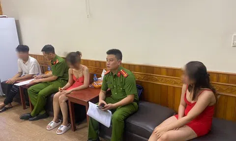 Bắt tại trận nhân viên nữ quán massage khoả thân, kích dục khách