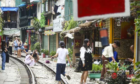 Khách Tây tấp nập check-in 'xóm cà phê đường tàu' Hà Nội