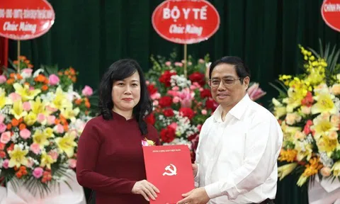 Thủ tướng trao quyết định quyền Bộ trưởng Bộ Y tế cho bà Đào Hồng Lan