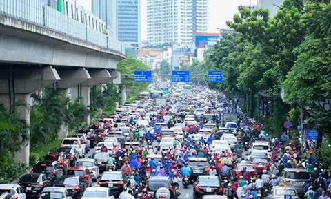 Vì sao Sở GTVT Hà Nội vẫn chưa thể tách riêng làn ô tô trên đường Nguyễn Trãi?