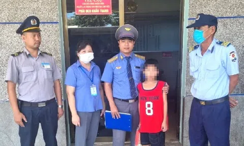 Bé trai 10 tuổi đang ngủ ở nhà, tỉnh giấc đã trên... tàu hỏa