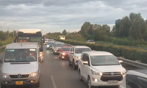 Từ Vũng Tàu về TP HCM mất hơn 5 giờ, tài xế kêu trời