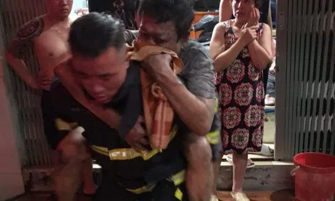 Cứu 4 người mắc kẹt trong căn nhà cháy lúc rạng sáng