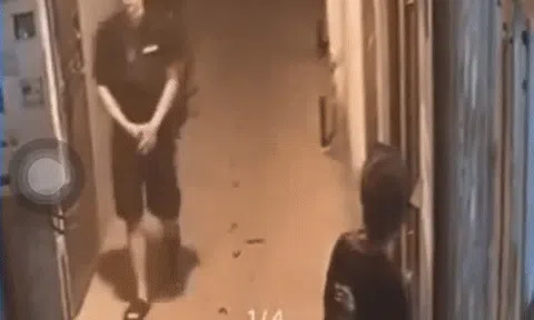 CLIP: Nam thanh niên đi theo rồi bất ngờ lao vào nhà cô gái trẻ, nghi sàm sỡ