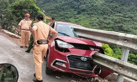 Kinh hãi cảnh hộ lan bên đường xuyên thủng kính lái ôtô, tài xế thoát nạn khó tin