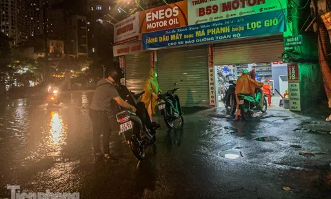 Mưa dông suốt đêm, nhiều tuyến phố Hà Nội ngập trong biển nước