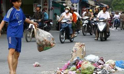 Từ 25/8/2022: Vứt rác, đổ nước thải trên vỉa hè, lòng đường bị phạt từ 1-2 triệu đồng