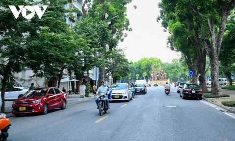 Giao thông lộn xộn những ngày đầu phân luồng 2 chiều phố Quang Trung, Hà Nội