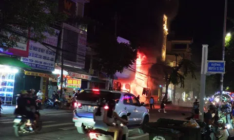 Cháy lớn kèm tiếng nổ gần cây xăng, nhiều người tháo chạy