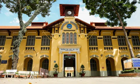 Trường Đại học có giảng đường trăm tuổi, pha trộn nét Á - Âu ở TP.HCM