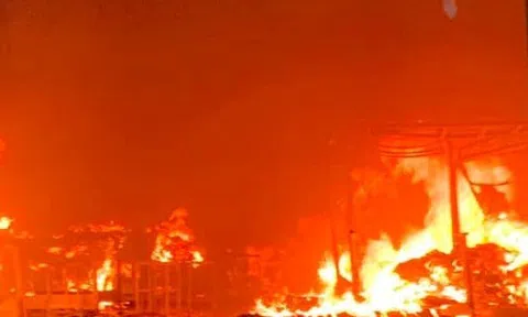 "Bà hỏa" thiêu rụi một xưởng gia công vải do chập điện