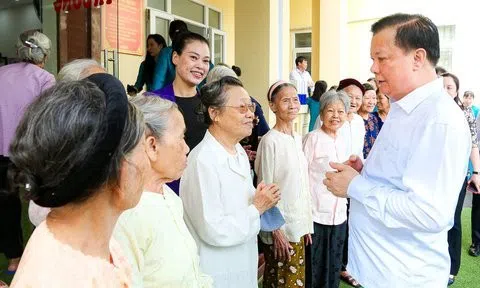 Bí thư Hà Nội thăm và tặng quà người có công