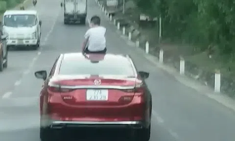 Phạt nặng nữ tài xế lái ô tô để con ngồi trên mui xe