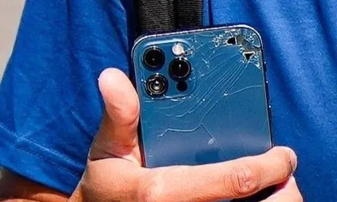 Sao Man City dùng điện thoại vỡ mặt lưng