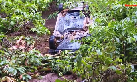 CLIP: Nước cuồn cuộn cuốn phăng ôtô, xe máy ở Lâm Đồng