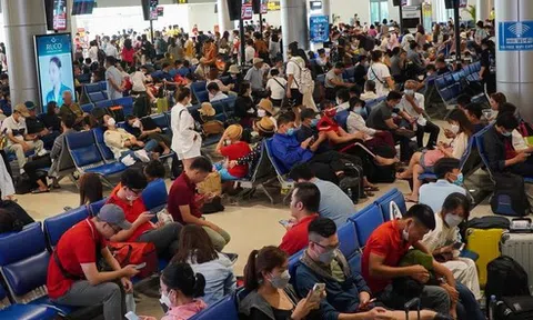 Tân Sơn Nhất những ngày cuối tuần: Mặc giá vé tăng cao, khách du lịch hè ngồi kín ghế chờ