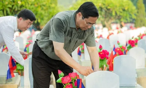 Thủ tướng dâng hương tại Nghĩa trang Liệt sĩ quốc tế Việt – Lào