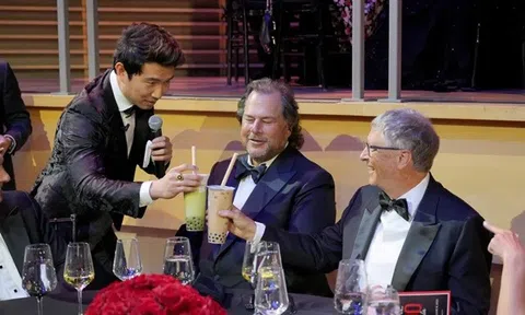 Tỷ phú Bill Gates gây 'sốt' vì biểu cảm thích thú khi uống trà sữa