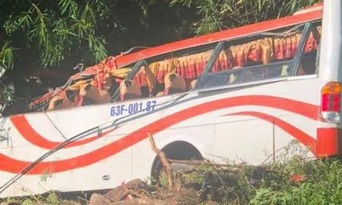 Hiện trường vụ xe khách chở 27 người lao xuống vực trên đèo Đại Ninh