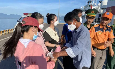 Đón 5 ngư dân Bình Thuận sống sót kỳ diệu sau 12 ngày đêm lênh đênh trên biển