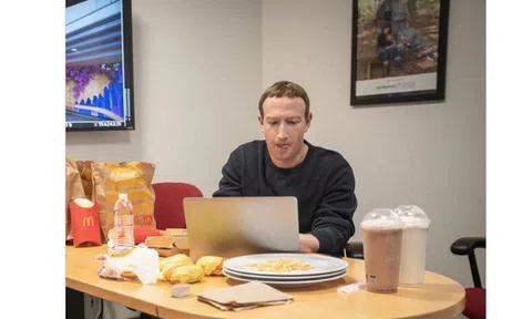 'Chán ghét' Apple, Mark Zuckerberg dùng Photoshop xóa logo Táo Khuyết