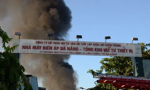 Hàng trăm người dập lửa tại kho vật tư của nhà máy Biến áp Đà Nẵng