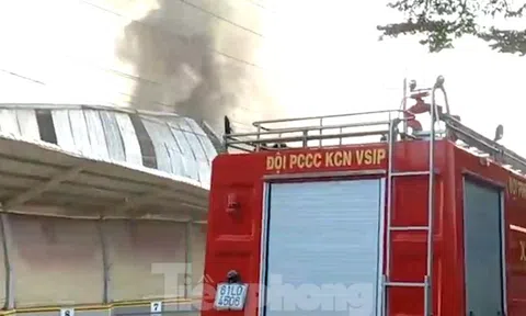 Lửa bao trùm nhà xưởng rộng hàng nghìn mét vuông ở Bình Dương