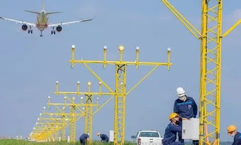 Nhân viên sân bay căng mình làm việc trong cái nóng 60 độ C