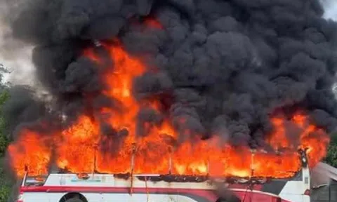 Hà Nội: Xe khách bốc cháy dữ dội khi đang di chuyển trên đường