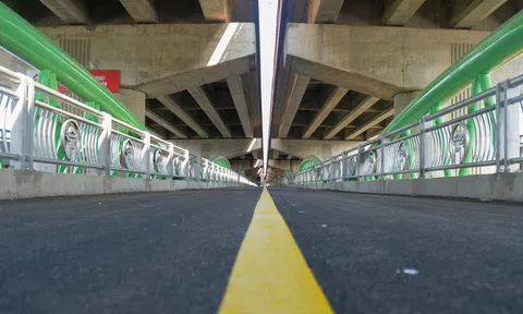 Cận cảnh cầu vòm sắt vượt hồ đầu tiên ở Hà Nội trước ngày thông xe