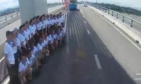 Nhóm người dàn hàng chụp ảnh trên cầu suýt bị ô tô tông trúng