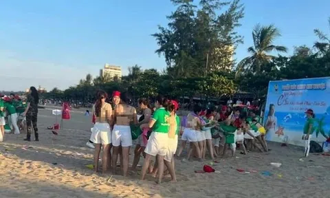Phạt hành chính đơn vị tổ chức cho nhóm người cởi áo ngực để chơi team building trên bãi biển