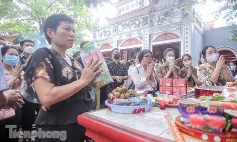 Đông nghẹt người dâng lễ tại Phủ Tây Hồ trong ngày đầu tháng 'cô hồn'