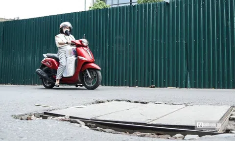 Hà Nội: Thử thách tay lái với nắp cống, hố sụt trên phố Chùa Bộc