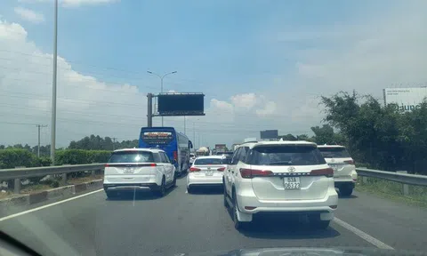 Thu phí không dừng, cao tốc TPHCM – Long Thành vẫn ùn tắc cục bộ ngày cuối tuần