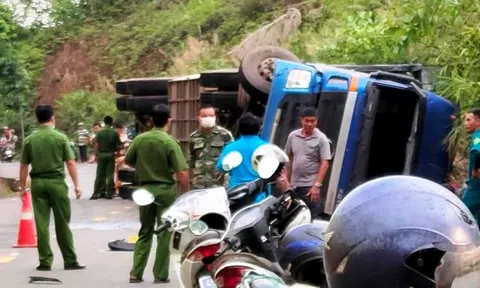 Hai anh em đi xe máy bị xe container lật đè chết trên đèo Con Ó