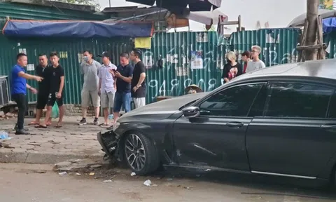 Mercedes-Benz S450 mất lái, tông ô tô BMW và nhiều xe máy ở Hà Nội