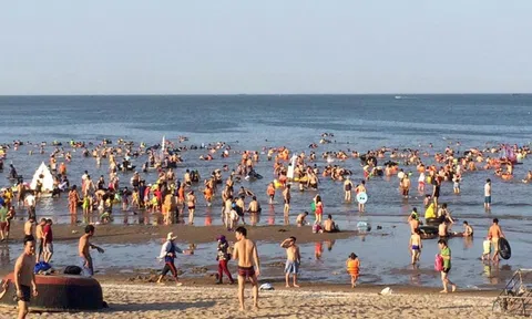 2 Bí thư phường cùng người dân cứu sống 6 trẻ em đuối nước khi tắm biển