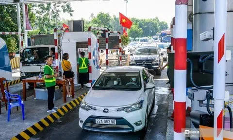 Cao tốc Hà Nội - Lào Cai ùn ứ ngày đầu hoàn toàn thu phí không dừng