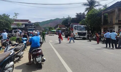 Lao vun vút qua ngã 5, xe tải va chạm với xe máy khiến 2 người chết thảm