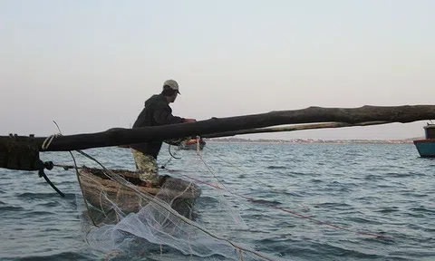 Bất ngờ về cái chết của 2 cha con ngư dân trong vụ chìm thuyền thúng ở Bình Định