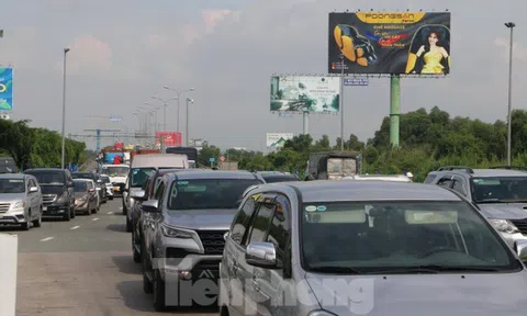 TPHCM: Dòng xe 'rùa bò' qua trạm trong ngày đầu thu phí không dừng