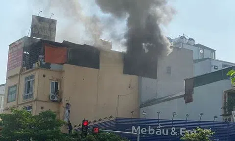 Hà Nội: Kịp thời giải cứu 2 người mắc kẹt trong ngôi nhà bốc cháy ngùn ngụt